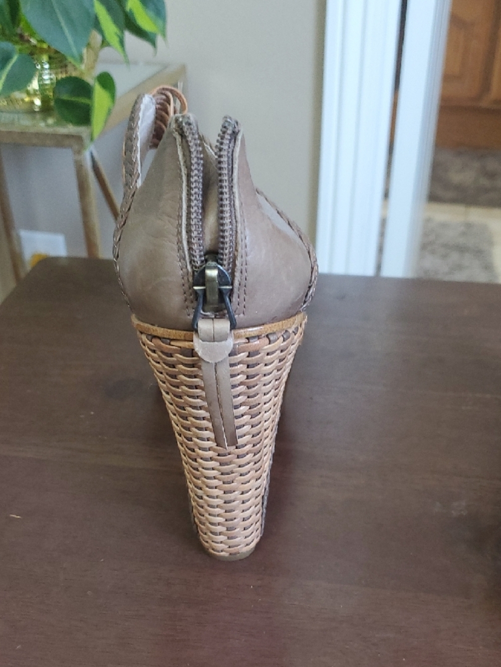 House of Harlow 1960 Woven Tan & Brown Open-Toe Heels - Picture 4 of 6